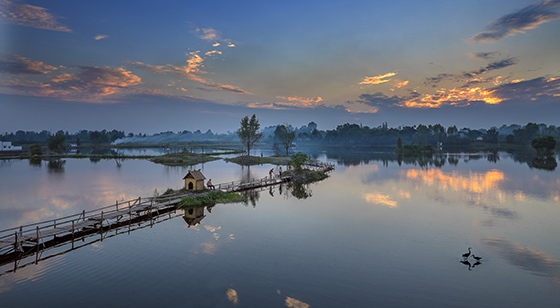 7  從二元分割到城鄉(xiāng)逐步融合，縣域城鄉(xiāng)面貌發(fā)生了極大變化。圖為四川省眉山市彭山區(qū)“五湖四?！坂l(xiāng)水岸”一景  柴樹清 向慶淼 攝.jpg