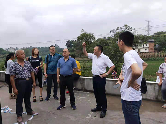 （內(nèi)江銀保監(jiān)分局局長曾安全在龍會鎮(zhèn)新花村實地查看災(zāi)情）.png