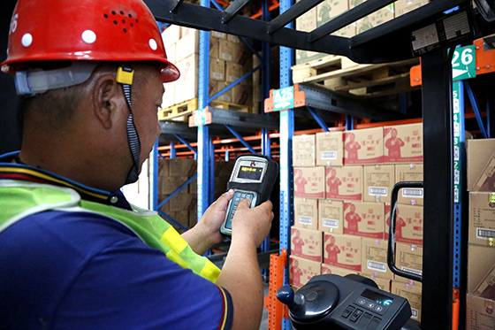 宏圖物流股份有限公司員工利用立體穿梭貨架智能供應(yīng)鏈管理系統(tǒng)存儲(chǔ)貨物  王超明 攝.jpg