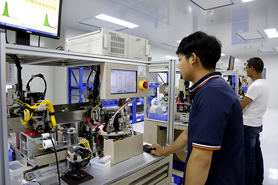 四川明德亨電子科技有限公司員工在流水線上操作精密儀器  王超明 攝.jpg