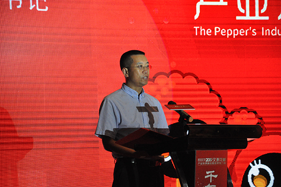 漢源縣委書記鄭朝彬在花椒產(chǎn)業(yè)發(fā)展峰會(huì)上致辭.JPG