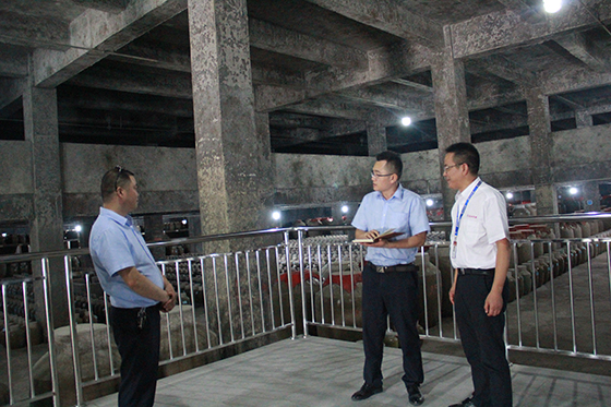 岳池農(nóng)商銀行客戶經(jīng)理在岳池特曲窖藏基地調(diào)研.JPG