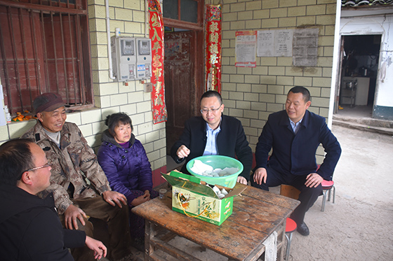 西充農(nóng)商銀行董事長(zhǎng)劉輝慰問(wèn)貧困戶 (2).JPG