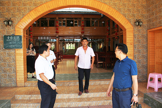 跳蹬河村黨支部書(shū)記胡江向記者介紹餐飲山莊.JPG
