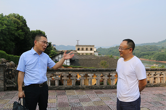 合江農(nóng)商銀行董事長劉楓與先市醬油廠負責(zé)人馬超探討交流.JPG