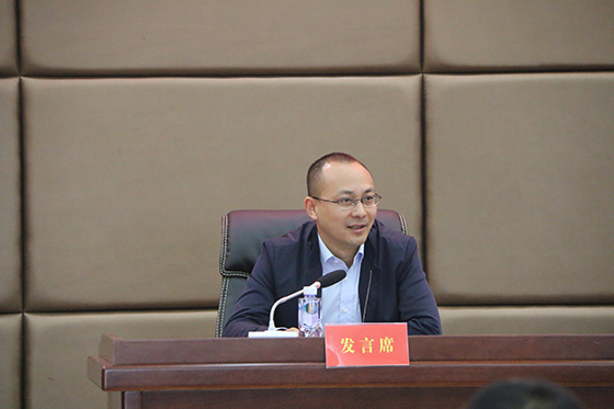 合江農(nóng)商銀行副行長李兵作為銀行代表發(fā)言.JPG