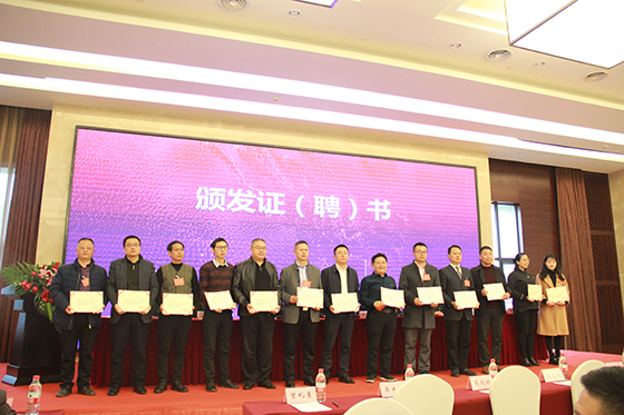 12鄉(xiāng)村振興促進委員會為理事頒發(fā)聘書.JPG