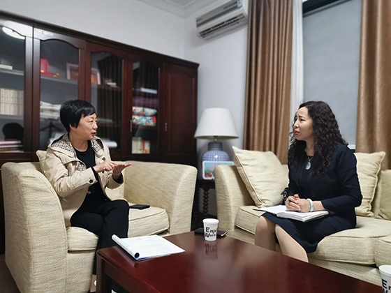 渠縣縣委書記茍小莉（左）接受本刊記者采訪 周淼葭攝.jpg