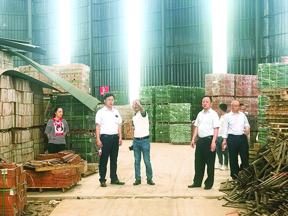 夾江聯(lián)社理事長(zhǎng)張弓深入企業(yè)調(diào)研.jpg