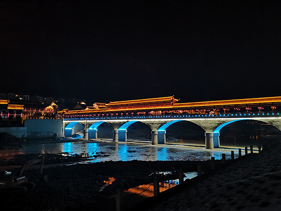 3 宣漢巴山大峽谷下的美麗廊橋  周淼葭攝.jpg