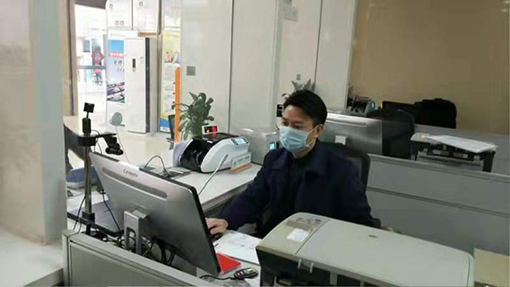 屏山農(nóng)商銀行工作人員做好個(gè)人防護(hù)的同時(shí)做好金融服務(wù)工作.jpg