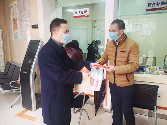 監(jiān)事長(zhǎng)彭交迋來到自懷，先灘等營(yíng)業(yè)網(wǎng)點(diǎn)，向戰(zhàn)斗在一線的基成員工表示感謝和慰問，為員工發(fā)放了消毒液等慰問藥品，并叮囑各網(wǎng)點(diǎn)要做好預(yù)防新型冠狀病毒后勤保障工作.jpg