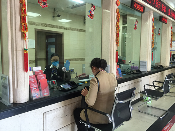 工作人員與客戶都做好防護(hù)，戴著口罩辦理業(yè)務(wù).jpg