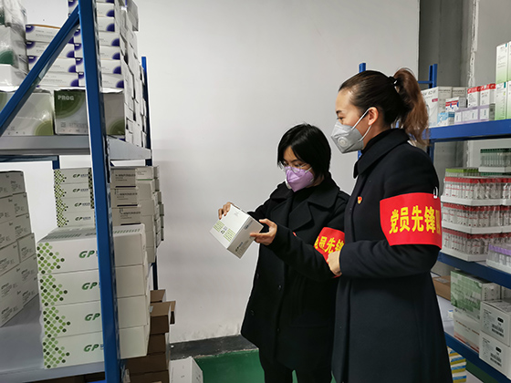 圖為遂寧農(nóng)商銀行工作人員主動(dòng)上門對接四川諾安醫(yī)療器械有限責(zé)任公司金融需求 (1).jpg