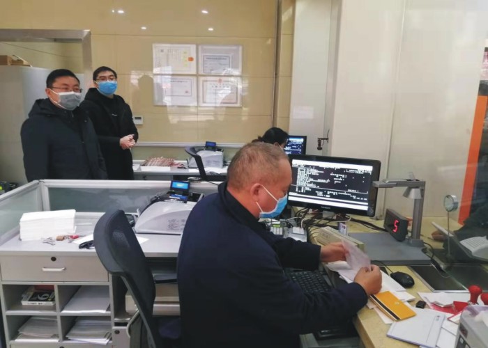 1月28日，總行值班領(lǐng)導到網(wǎng)點督促疫情防控和金融服務工作.jpg