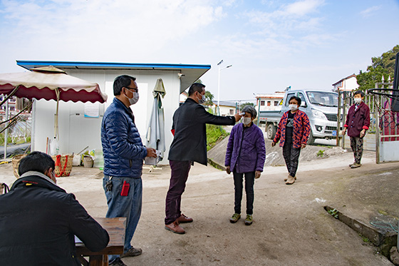 四川省廣安市廣安區(qū)大龍鎮(zhèn)自力村蔬菜業(yè)主給務(wù)工群眾測量體溫和發(fā)放口罩  張國盛&nbsp;&nbsp;游宗安&nbsp;&nbsp;攝.jpg