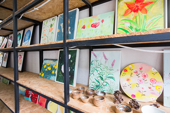 油畫班學(xué)員創(chuàng)作的作品 劉慶紅攝.jpg