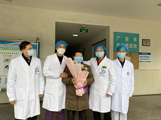 2月2日上午11時，四川首例新型冠狀病毒感染的肺炎危重患者陳某治愈出院時與醫(yī)生合影  康建林攝.jpg