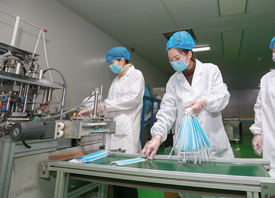 2月5日，廣安市緊急建成投產(chǎn)首家口罩生產(chǎn)企業(yè)，日產(chǎn)外科醫(yī)用口罩4萬個投放戰(zhàn)“疫”一線 劉秦君 攝.jpg