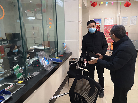 鄰水農(nóng)商銀行董事長江勇在窗口指導(dǎo)金融支持抗疫工作.jpg