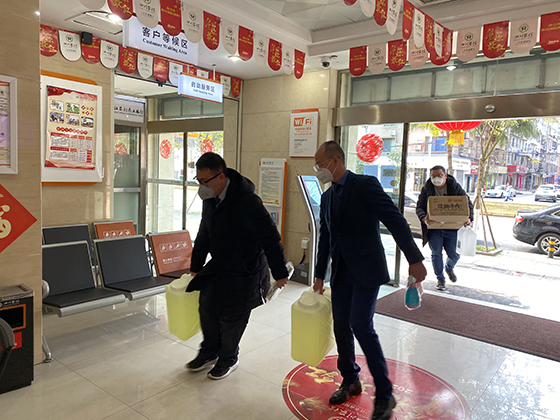 搬運消毒液 .jpg