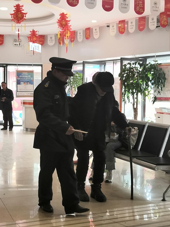 大堂保安攙扶行動不便的老人.jpg