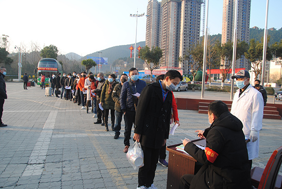 四川省射洪市“春風(fēng)行動(dòng)”中， 160余名農(nóng)民工踏上返崗之路  陳星  攝.JPG