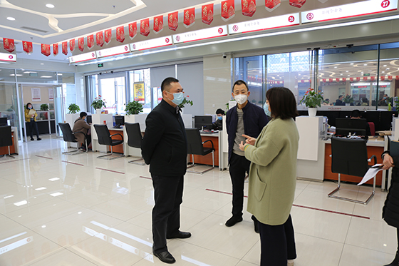 遂寧銀保監(jiān)分局局長(zhǎng)舒悅到中國(guó)銀行遂寧分行調(diào)研.JPG