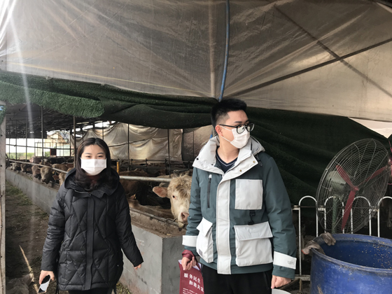 仁壽民富村鎮(zhèn)銀行信貸員工在養(yǎng)殖場了解金融需求.jpg
