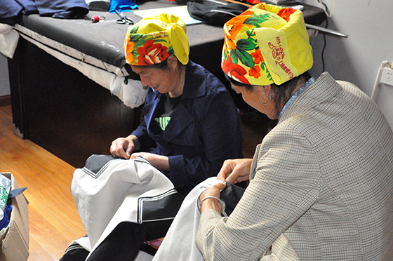 位于西昌的大涼山民族文化創(chuàng)意產(chǎn)業(yè)園內(nèi)，彝族婦女正在縫制民族服飾  潘興揚(yáng) 攝.JPG