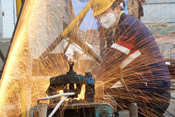 “新基建”正讓社會(huì)經(jīng)濟(jì)重燃活力。圖為四川內(nèi)江市一施工工地現(xiàn)場(chǎng)，工人正在加工鋼筋  蘭自濤  攝.jpg