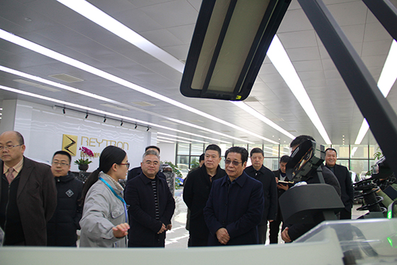 中國縣鎮(zhèn)經(jīng)濟(jì)交流促進(jìn)會副會長、四川縣域經(jīng)濟(jì)學(xué)會會長張成明率調(diào)研組考察高灘園區(qū)瑞創(chuàng)公司生產(chǎn)經(jīng)營情況  周淼葭 攝.JPG