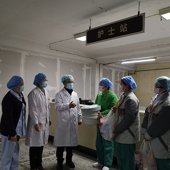 醫(yī)院負責人在護士站指導(dǎo)工作.jpg
