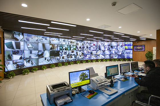 圖為統(tǒng)籌集中監(jiān)控中心.jpg