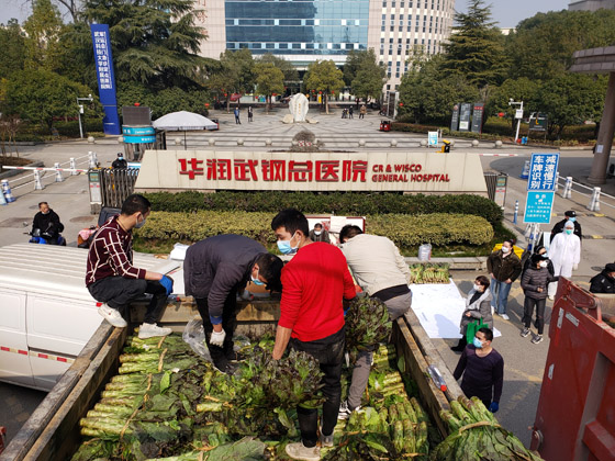 7  汶川12位勇士將感恩蔬菜抵達(dá)武漢市華潤武鋼總醫(yī)院（李江供圖）.jpg