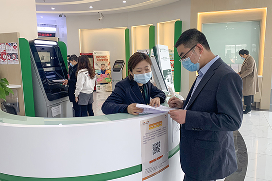 四川成都“政采貸”助力中小微企業(yè)平穩(wěn)健康發(fā)展邱海鷹 李馥君 攝.jpg