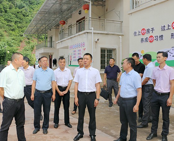 米易縣委書記王飚在得石鎮(zhèn)調(diào)研鄉(xiāng)村振興  巴且 攝.JPG