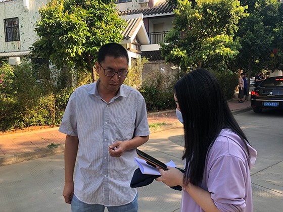 3 銀江鎮(zhèn)副鎮(zhèn)長趙金川向記者介紹研學(xué)康養(yǎng)產(chǎn)業(yè)發(fā)展 潘興揚(yáng) 攝.jpg