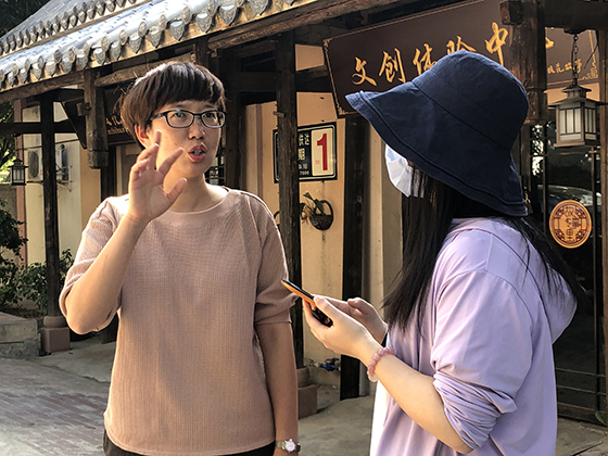 4 阿署達(dá)村委會主任鮑進(jìn)芝介紹當(dāng)?shù)厍闆r 潘興揚(yáng) 攝.jpg