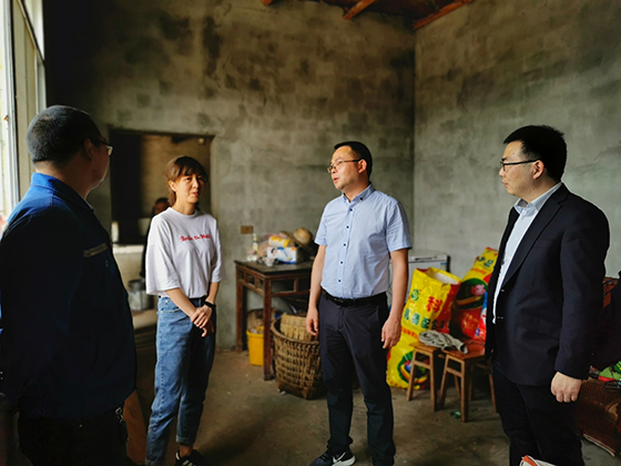 聯(lián)社理事長張棚在農(nóng)戶家中了解生產(chǎn)經(jīng)營情況 .jpg