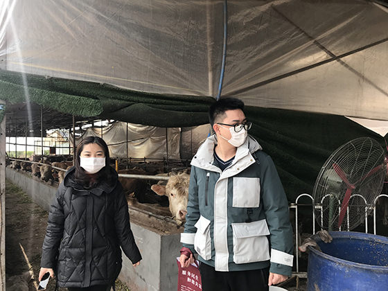 仁壽民富村鎮(zhèn)銀行信貸員工在養(yǎng)殖場了解農(nóng)戶金融需求.jpg