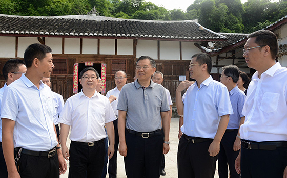 2 廣安市委書記李建勤（前排中）在鄰水縣調(diào)研.jpg