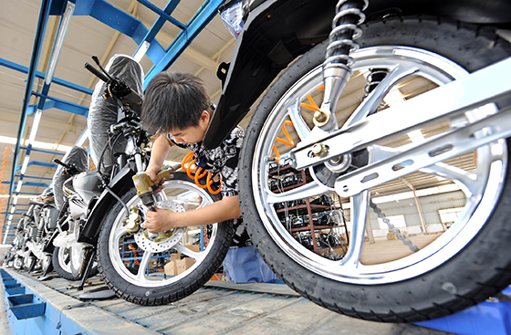 7－越來(lái)越多產(chǎn)業(yè)層次高、科技含量高、投資強(qiáng)度高、產(chǎn)出效益高的企業(yè)入駐廣安。圖為廣安引進(jìn)的重慶摩托車整車生產(chǎn)企業(yè)生產(chǎn)車間。張啟富 攝.jpg