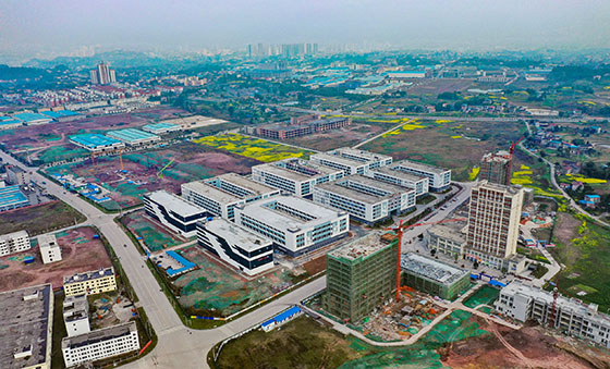 曾有“煤都”之稱的老工業(yè)基地四川省華鎣市，投資25億元興建建筑面積75萬平方米的集產(chǎn)業(yè)孵化、高端研發(fā)、職教實訓于一體的“西部硅谷”  邱海鷹 攝.JPG