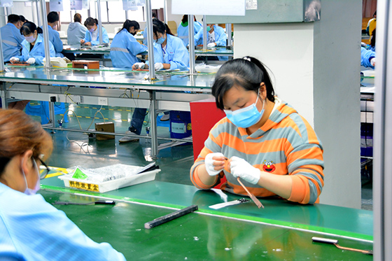 四川力泓電子科技公司忙碌的生產(chǎn)車間  車文斌 攝.JPG