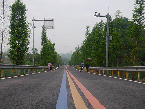 新打造的彩虹公路.JPG