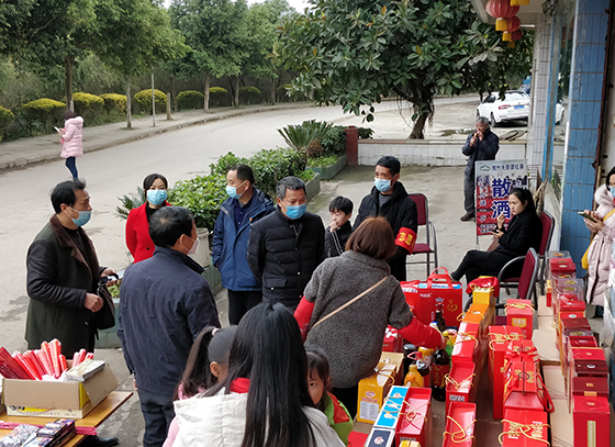 春節(jié)期間，劉光榮面對(duì)面向群眾宣傳普及防疫知識(shí) 虞林 攝.jpg