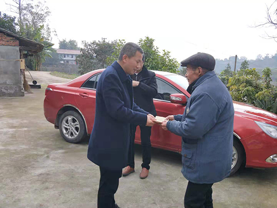 劉光榮（左）看望慰問老黨員 虞林 攝.jpg