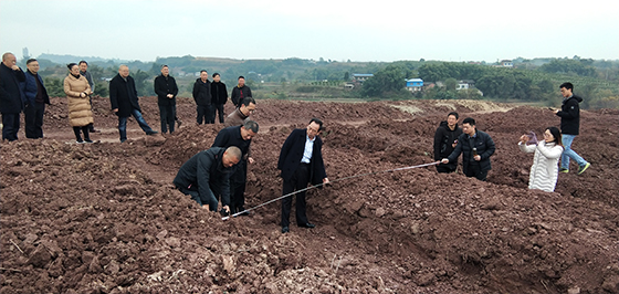 劉光榮（前排左二）現(xiàn)場(chǎng)指導(dǎo)產(chǎn)業(yè)基地建設(shè)  虞林 攝.jpg
