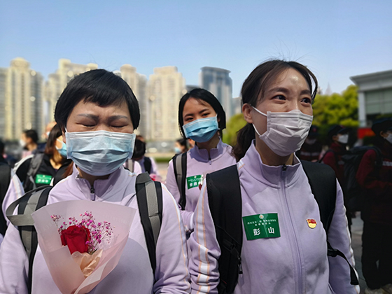 援鄂隊(duì)員離開武漢時依依不舍.jpg